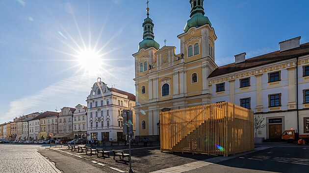 Devn vyhldka v historickm centru Hradce obklopuje secesn kanu.