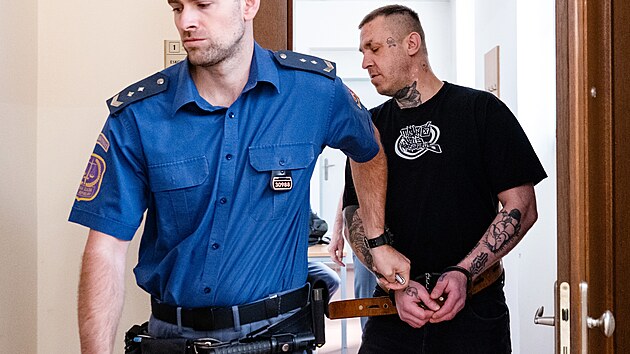 Obvinn lenov gangu falench bank u vazebnho jednn v Hradci Krlov (14. kvtna 2025)