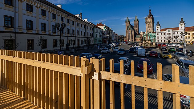 Devn vyhldka v historickm centru Hradce obklopuje secesn kanu.