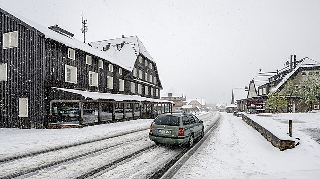 Sn�h je v poloh�ch nad 1000 metr� nad mo�em. Jeho mno�stv� p�ekvapilo i horaly, kte�� ji� p�ezuli sv� auta na letn� pneumatiky a z obecn�ch vozidel �dr�by demontovali zimn� n�stavby (18. kv�tna 2025).