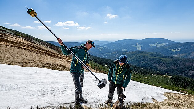 Pracovn�ci Spr�vy KRNAP m��� sn�hov� pole Mapa republiky nad Modr�m dolem v Krkono��ch.