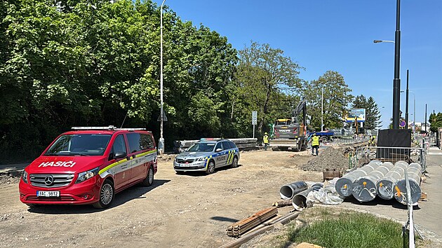 Na stavb v ulici Peroutkova dolo k niku plynu. V bezprostedn blzkosti je matesk kola. (13. kvtna 2025)