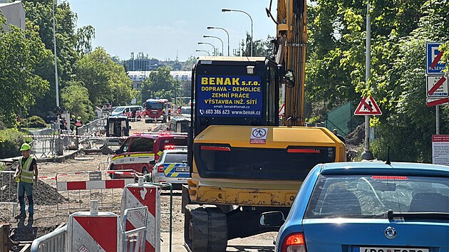 Na stavb v ulici Peroutkova dolo k niku plynu. V bezprostedn blzkosti je matesk kola. (13. kvtna 2025)