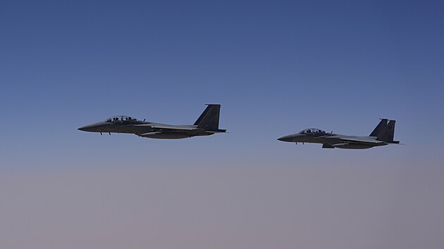 Kvli bezpenosti doprovzeli prezidentv letoun ve vzduchu sadt piloti ve sthakch F-15 americk vroby. (13. kvtna 2025)