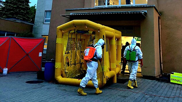 Ochrann obleky a dezinfekce, hasii ukzali zsah u pacienta s podezenm na ebolu.
