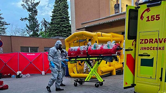 Amerian nyn le v prask nemocnici na Bulovce a je ve stabilizovanm stavu. Mu, kter pobval v Kongu, nyn ek na vsledky test, kter ur typ nkazy. Vsledky budou zejm v sobotu odpoledne, vzorky nemocnice poslala do berlnskho Institutu Roberta Kocha.