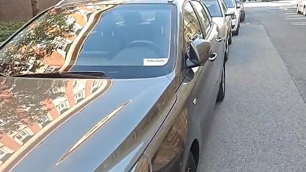 Policist z Nrodn centrly proti organizovanmu zloinu zasahuj v budov Krajskho adu Plzeskho kraje ve kroupov ulici v Plzni. (13. kvtna 2025)