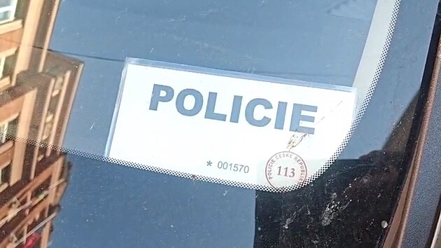 Policist z Nrodn centrly proti organizovanmu zloinu zasahuj v budov Krajskho adu Plzeskho kraje ve kroupov ulici v Plzni. (13. kvtna 2025)