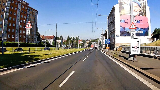 Kvli vstavb vodovodu a kanalizace je Rolnick nmst v Plzni uzaven. O zkazu vjezdu do oblasti informuj dopravn znaky. Znaen je napklad v Rokycansk ulici. (12. kvtna 2025)