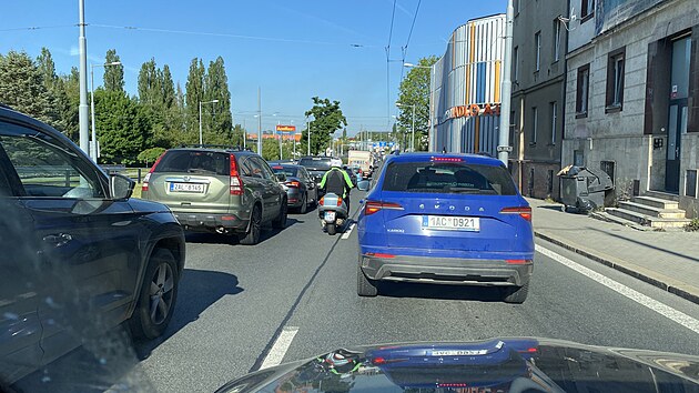 Frekventovan silnice pes Rolnick nmst v Plzni je uzaven. Objzdn trasy byly i po rann pice peplnn. (12. kvtna 2025)