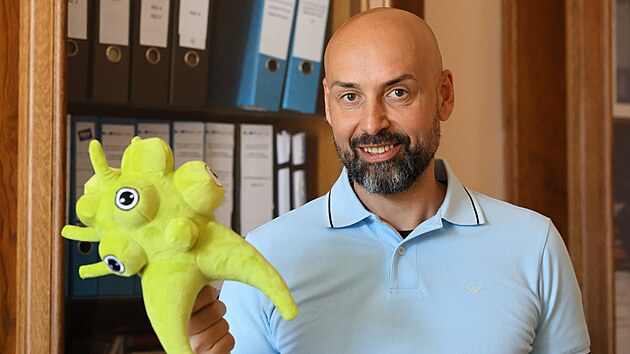 Petr Va�ta, garant sekce Informa�n� a autonomn� technologie Krajsk� hospod��sk� komory Karlovarsk�ho kraje s maskotem EXPO 2025 �saka (29. dubna 2025)