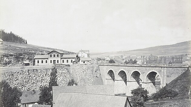 Stanice Star� Paka s mostem Jihoseveron�meck� spojovac� dr�hy. Fotografie Josefa L�wyho po��zen� pro Spole�nost severoz�padn� dr�hy poch�z� z roku 1871.
