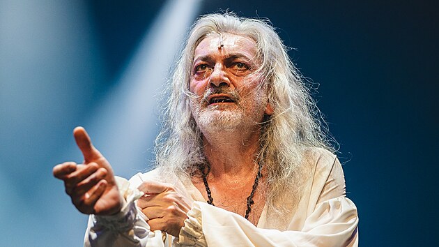Daniel H�lka v p�edstavení Dracula 30: Halová tour