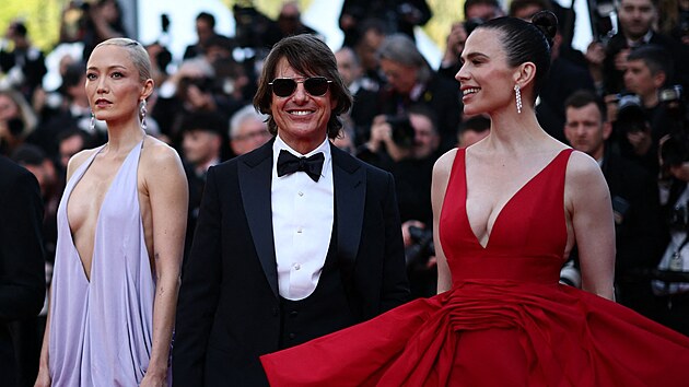 Pom Klementieffov, Tom Cruise a  Hayley Atwellov na premie filmu Mission: Impossible - Posledn ztovn v Cannes (14. kvtna 2025)