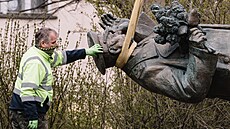 Odstran�ní pomníku mar�ála Ivana Kon�va v pra�ských Dejvicích (2020)