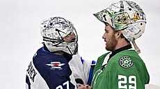Connor Hellebuyck (vlevo) z Winnipegu a Jake Oettinger z Dallasu po utkání.