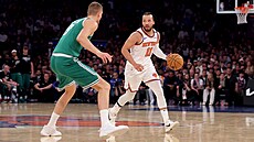Mí� má pod kontrolou Jalen Brunson, brání ho Kristaps Porzingis.