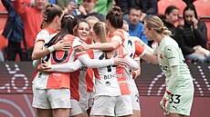 Fotbalistky Slavie oslavují v derby se Spartou.