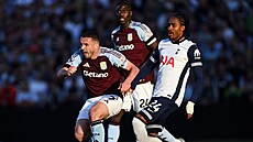 John McGinn (vlevo) a Amadou Onana z Aston Villy, proti nim Djed Spence z...