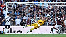 Antonín Kinský v brance Tottenhamu chytá st�elu Morgana Rogerse.