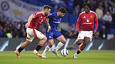 Pedro Neto z Chelsea proti dvojici Luke Shaw (vlevo) a Patrick Dorgu z...