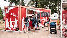 Kontejnerová kavárna Piknik box funguje v brnnském Björnsonov sadu od roku...