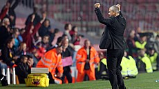 TRENÉR PO TRIUMFU. Spar�anský trenér Vít�zslav Lavi�ka zvedá triumfáln� rucel,...