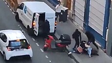 P�epadení za bílého dne ve st�edu sledovali kolemjdoucí v ulicích Pa�í�e....