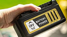 Kdy si do travní sekaky koupíte dva akumulátory, mete nepetrit sekat do...