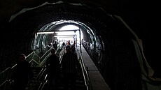 Náv�t�vníci Dne otev�ených dve�í metra D sestupují do podzemí tunelem, kterým v...