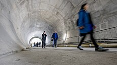 Tunely se nachází v r�zných fázích výstavby. Postupn� se p�idávají vrstvy a �ím...