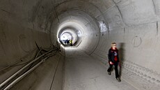 Na betonování st�n se vyu�ívají bednicí vozy dlouhé n�kolik metr�, které pákami...