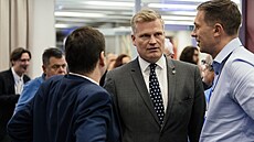 Europoslanec Filip Turek se spolu s předsedou Motoristů Petrem Macinkou (na...