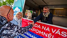 �éf P�ísahy Robert �lachta nasadil ko�enou zást�ru a stoupl si za pípu. V...