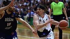 Dylan Frye z Basketu Brno (v bílém) bhem ligového semifinále proti Dínu....
