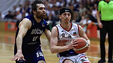 Dylan Frye z Basketu Brno (v bílém) bhem ligového semifinále proti Dínu....