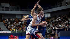 Adam Kejval, pivotman Basketu Brno (v bílém), v akci bhem ligového semifinále...