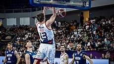 Adam Kejval, pivotman Basketu Brno (v bílém), v akci bhem ligového semifinále...