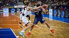 Momentka z ligového semifinále mezi Basketem Brno (v bílém) proti Dínu....