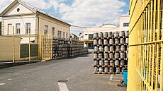 Nádvo�í pivovaru Starobrno. Na distribuci �ekají sudy s pivem. (2025)