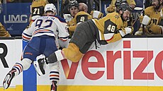 Tomá Hertl z Vegas Golden Knights (vpravo) v souboji s Vasilijem Podkolzinem z...