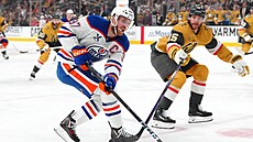 Noah Hanifin z Vegas Golden Knights brání Connora McDavida z Edmonton Oilers.