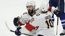 A.J. Greer a Jonah Gadjovich z Florida Panthers slaví branku proti Toronto...