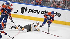 Tomá Hertl z Vegas Golden Knights bojuje o puk bhem utkání s Edmonton Oilers...
