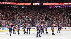 Hokejisté Edmonton Oilers slaví výhru ve tvrtém duelu 2. kola play off NHL...