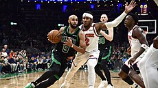 Derrick White z Boston Celtics najídí na ko New York Knicks.