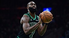 Jaylen Brown z Boston Celtics pi trestném hodu v duelu s New York Knicks.