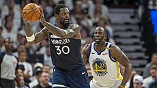 Draymond Green z Golden State Warriors brání Juliuse Randla z Minnesota...