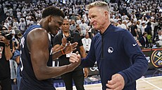 Anthony Edwards z Minnesota Timberwolves p�íjám gratulaci k postupu od Stevea...