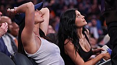 Kendall Jenner a Kylie Jenner sledují duel play off mezi New York Knicks a...